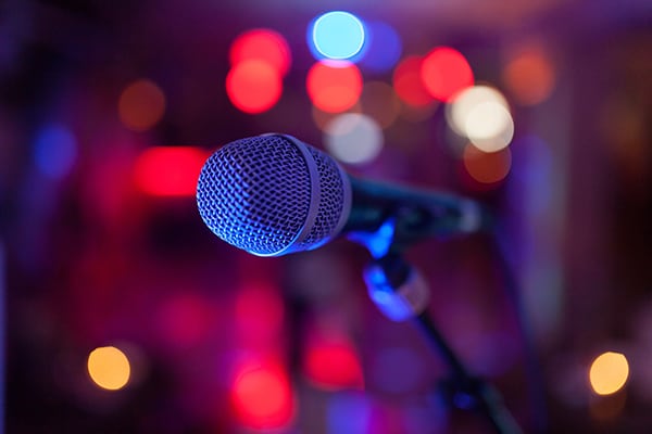 Image of a microphone in the concert hall.